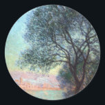 Antibes in the Morning by Claude Monet ラウンドシール<br><div class="desc">クロード・モネのAntibes in the Morning (1888)は、フランスのリビエラの木々と海を通してAntibesの景色を見せ素晴らした絵画、ヴィンテージの印象派の芸術シースケープの作品でフランスのす地中海の。アーティストについて：クロード・モネ(1840-1926)は印象派の運動の創始者であフランスのり絵画、その絵画の大部分は「空中に浮かぶ」（野外に浮かぶ）スタイル印象派の風景である。</div>