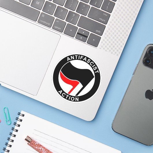Antifascist シール (ノートパソコンとiPhone)