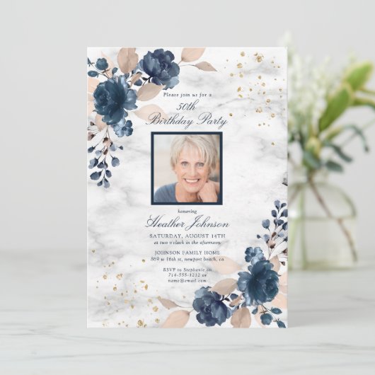 Any Age Blue金ゴールドフローラ大理石フォト誕生日 招待状 (スタンド正面)