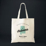 Any Color Alabama Destination Wedding Welcomeバッグ, トートバッグ<br><div class="desc">アラバ結婚マのイメージを搭載し、郊外のお客様を対象に結婚の週末のウェルカム抱き枕。このデザインの任意の部分の色を編集したり、ハートを自分の場所に移動したりで結婚きる。色を変更するにはクリック、カスタマイズしてから「デザインツールを使用して編集」を行う。 編集する要素を選択し、ツールを使用して変更を行う。</div>