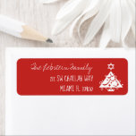 Any Color Christmas   Hanukkah Tree   Chalk |赤 ラベル<br><div class="desc">ツールカスタマイズを選択して背景色を任意の選択に変更するもしが、赤はあなたの好みではない。この可愛いメーリングラベルは、クリスマス ハヌカーとクリスムカの両方の家族のための私たちのチャラ・ラ祝・ラの休日カードのシリーズにマッチする。白いクリスマスツリーのアイコンを上にデイビッドの星と手書きタイポグラフィを組み合わせ、チョークスタイルのフォントを選んだ木の板の背景の背景色に設定。休日の郵便すごい物に加えて可愛い！</div>