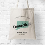 Any Color Connecticut Mapの結婚Welcomeバッグ、 トートバッグ<br><div class="desc">コネチカット結婚州のイメージを持つ、あなたの家に町の外のゲストのための結婚週末の歓迎抱き枕。このデザインの任意の部分の色を編集したり、ハートを自分の場所に移動したりで結婚きる。色を変更するにはクリック、カスタマイズしてから「デザインツールを使用して編集」を行う。 編集する要素を選択し、ツールを使用して変更を行う。</div>