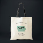 Any Color Iowa Mapの結婚Welcomeバッグ トートバッグ<br><div class="desc">アイオワ結婚のイメージをフィーチャーし、あなたの家に町の外のゲストのための結婚週末の歓迎抱き枕。このデザインの任意の部分の色を編集したり、ハートを自分の場所に移動したりで結婚きる。色を変更するにはクリック、カスタマイズしてから「デザインツールを使用して編集」を行う。 編集する要素を選択し、ツールを使用して変更を行う。</div>