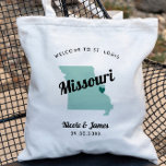 Any Color Missouriマップ結婚のウェルカムバッグ、 トートバッグ<br><div class="desc">週末結婚の歓迎抱き枕は、ミズーリのイメージを搭載し結婚て、町の外のゲストのために。このデザインの任意の部分の色を編集したり、ハートを自分の場所に移動したりで結婚きる。色を変更するにはクリック、カスタマイズしてから「デザインツールを使用して編集」を行う。 編集する要素を選択し、ツールを使用して変更を行う。</div>