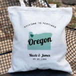 Any Color Oregon Map結婚's Welcomeバッグトート, トートバッグ<br><div class="desc">オレゴン結婚州のイメージを持つ郊外のお客様に向け結婚て、週末のウェルカム抱き枕。このデザインの任意の部分の色を編集したり、ハートを自分の場所に移動したりで結婚きる。色を変更するにはクリック、カスタマイズしてから「デザインツールを使用して編集」する。 編集する要素を選択し、ツールを使用して変更を行う。</div>