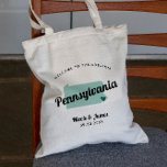 Any Color Pennsylvaniaマップ結婚のウェルカムバッグ、 トートバッグ<br><div class="desc">ペンシルバ結婚ニアのイメージを搭載し、郊外のお客様を対象に結婚の週末のウェルカム抱き枕。このデザインの任意の部分の色を編集したり、ハートを自分の場所に移動したりで結婚きる。色を変更するにはクリック、カスタマイズしてから「デザインツールを使用して編集」する。 編集する要素を選択し、ツールを使用して変更を行う。</div>