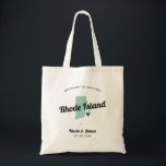 Any Color Rhode Island Map結婚's Welcomeバッグ, トートバッグ<br><div class="desc">ロデ結婚島のイメージを搭載し、町の外のお客さま結婚のための週末のウェルカム抱き枕。このデザインの任意の部分の色を編集したり、ハートを自分の場所に移動したりで結婚きる。色を変更するにはクリック、カスタマイズしてから「デザインツールを使用して編集」を行う。 編集する要素を選択し、ツールを使用して変更を行う。</div>