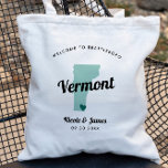 Any Color Vermont Mapの結婚Welcomeバッグ トートバッグ<br><div class="desc">バー結婚モントのイメージを搭載し、郊外のお客様を対象に結婚の週末のウェルカム抱き枕。このデザインの任意の部分の色を編集したり、ハートを自分の場所に移動したりで結婚きる。色を変更するにはクリック、カスタマイズしてから「デザインツールを使用して編集」する。 編集する要素を選択し、ツールを使用して変更を行う。</div>