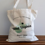 Any Color West Virginia Map結婚's Welcomeバッグ, トートバッグ<br><div class="desc">ウェストバ結婚ージニアのイメージを搭載した、あなたの家に町の外のゲストのための結婚週末の歓迎抱き枕。このデザインの任意の部分の色を編集したり、ハートを自分の場所に移動したりで結婚きる。色を変更するにはクリック、カスタマイズしてから「デザインツールを使用して編集」する。 編集する要素を選択し、ツールを使用して変更を行う。</div>