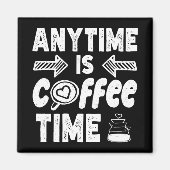 Anytime Isコーヒータイムカフェイン中毒誕生日 マグネット (正面)