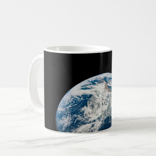 Aollo 8宇宙船から取り出された地球。 コーヒーマグカップ (正面左)