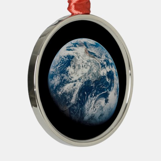 Aollo 8宇宙船から取り出された地球。 メタルオーナメント (右)
