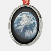 Aollo 8宇宙船から取り出された地球。 メタルオーナメント (左)