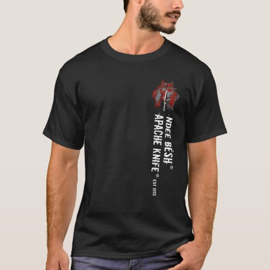 Apache Knife®™ Apache Knife Ndee Besh.1973 Tシャツ (正面)