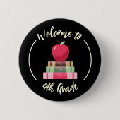 AppleとBooks Chalkboardバックツースクールボタン 缶バッジ (正面)