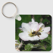 Apple Blossom & Bee マクロフォト | キーチェーン (正面)