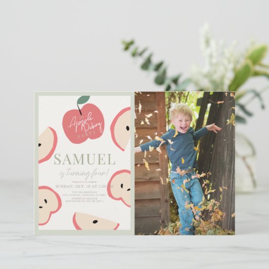 Apple Pickingパーティーグリーンボーイ誕生日写真 招待状 (スタンド正面)