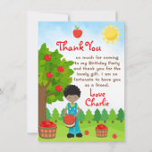 Apple Picking Dark Skin Boy誕生日Thank You Inv 招待状 (正面)