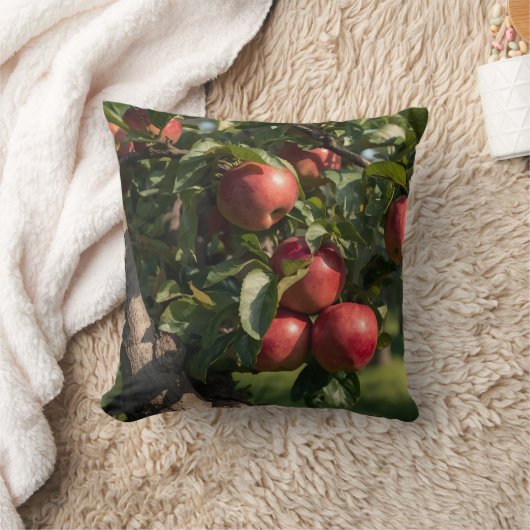 Apple Tree Themed Throw Pillow クッション (ブランケット)