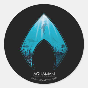 Aquaman はAquamanのロゴの海のグラフィックを見通します ラウンドシール