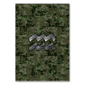 Aquarius〔占星術の〕十二宮図シンボル上のオリーブ緑デジタル迷彩柄 テーブルナンバー (正面)