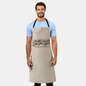 Arabic Calligraphy Elegant Ramadan & Eid gift エプロン (着用した状態)