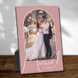 Archエレガント結婚フォトほこりっぽいバラ フォトプラーク<br><div class="desc">特別な記念品は結婚、文字がシックな文字の「結婚した」と共に、あなたの写真をアーチ型のデザインに置き、ほこりっぽいバラの背景にあなたの名前と日結婚付を含む。あなたの家族のための美しい贈り物と自分の家で表示する素晴らしいメモリ。BACKGROUNDの色は変更可能！コレクション内の色の追加。</div>
