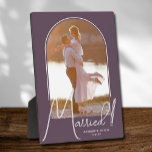 Archエレガント結婚フォトパープル フォトプラーク<br><div class="desc">特別な記念結婚品は、文字がシックな文字の「結婚した」と紫の背景に名前と日付と一緒にエレガント、アーチデザインにあなたの写真を備え結婚ている。あなたの家族のための美しい贈り物と自分の家で表示する素晴らしいメモリ。BACKGROUNDの色は変更可能!コレクション内の色の追加。</div>