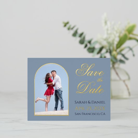 Arch金ゴールドスクリプトでDusty Blue写真を保存する 箔招待状ポストカード (立ち正面)