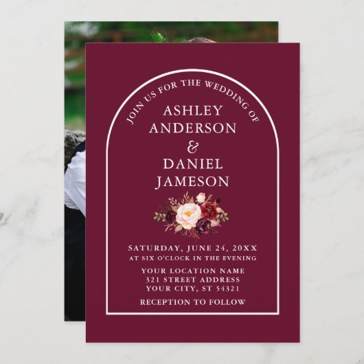 Arch モダン Burgundyスタイリッシュフローラ写真結婚の 招待状 (正面/裏面)