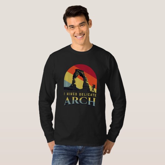Arches National Park in Utah with the Delicate arc Tシャツ (正面フル)