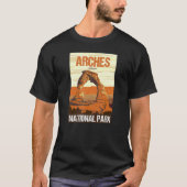 Arches National Park Utah Poster Design Tシャツ (正面)