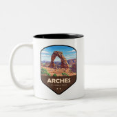 Arches National Park Utah Shield ツートーンマグカップ (左)