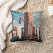 ARCHITECTURAL PHOTOGRAPHY OF BROWN BUILDING クッション (ブランケット)