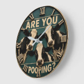Are You Pooping? Funny Cow Farmhouse Bathroom ラージ壁時計 (傾斜)