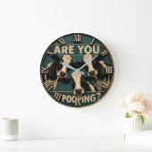 Are You Pooping? Funny Cow Farmhouse Bathroom ラージ壁時計 (ホーム)