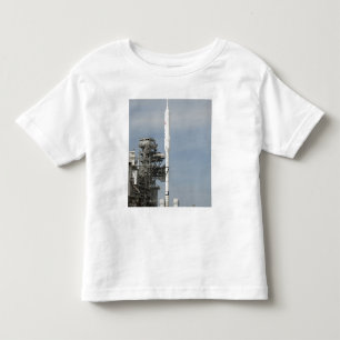 Ares IXのロケットは発射パッドで見られます トドラーTシャツ