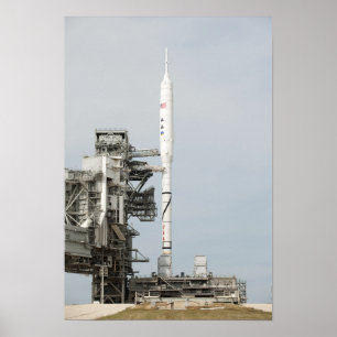 Ares IXのロケットは発射パッドで見られます ポスター