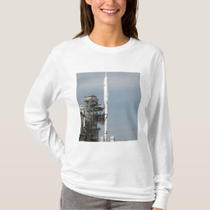 Ares IXのロケットは発射パッドで見られます Tシャツ