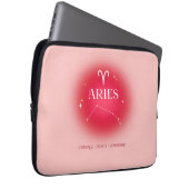 Aries aura ラップトップスリーブ (正面右)