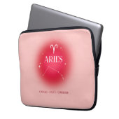 Aries aura ラップトップスリーブ (正面左)