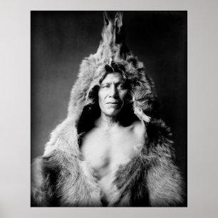 Arikaraのインディアン、くまの腹、身に着けているbearskin ポスター