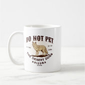 Arizona Funny Do Not Pet The Desert Dogs Coyote So コーヒーマグカップ (左)