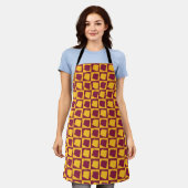 Arizona Pop Art Checkerboard Maroon Gold エプロン (着用した状態)