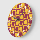 Arizona Pop Art Maroon Gold White Numbers ラージ壁時計 (傾斜)