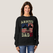 Armed And Dadly American US Flag  Fathers Day 2023 スウェットシャツ (正面フル)