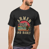 Armed And Dadly Deadly Father Dad Humor Tシャツ (正面)