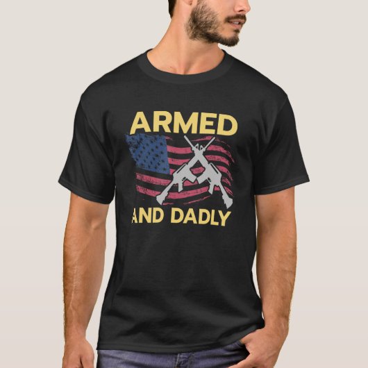 Armed and Dadly USA Flag American Flag Dad Pun Tシャツ (正面)