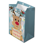 Armenian Happy New Year Cute Reindeer Gift Bag ミディアムペーパーバッグ (正面アングル)
