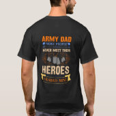 Army Dad 英雄に会うことはほとんどない Tシャツ (裏面)